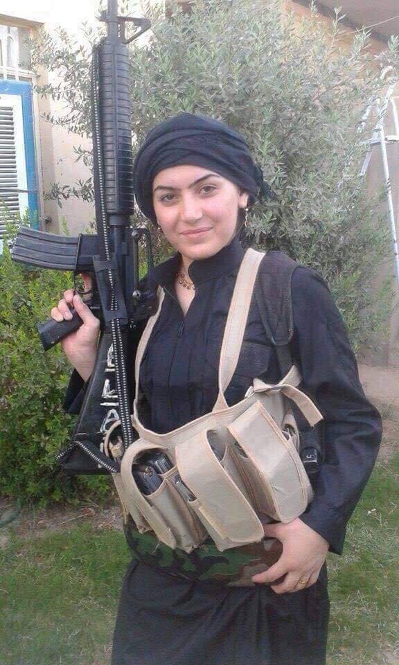 فتيات في أحضان مسلحي داعش